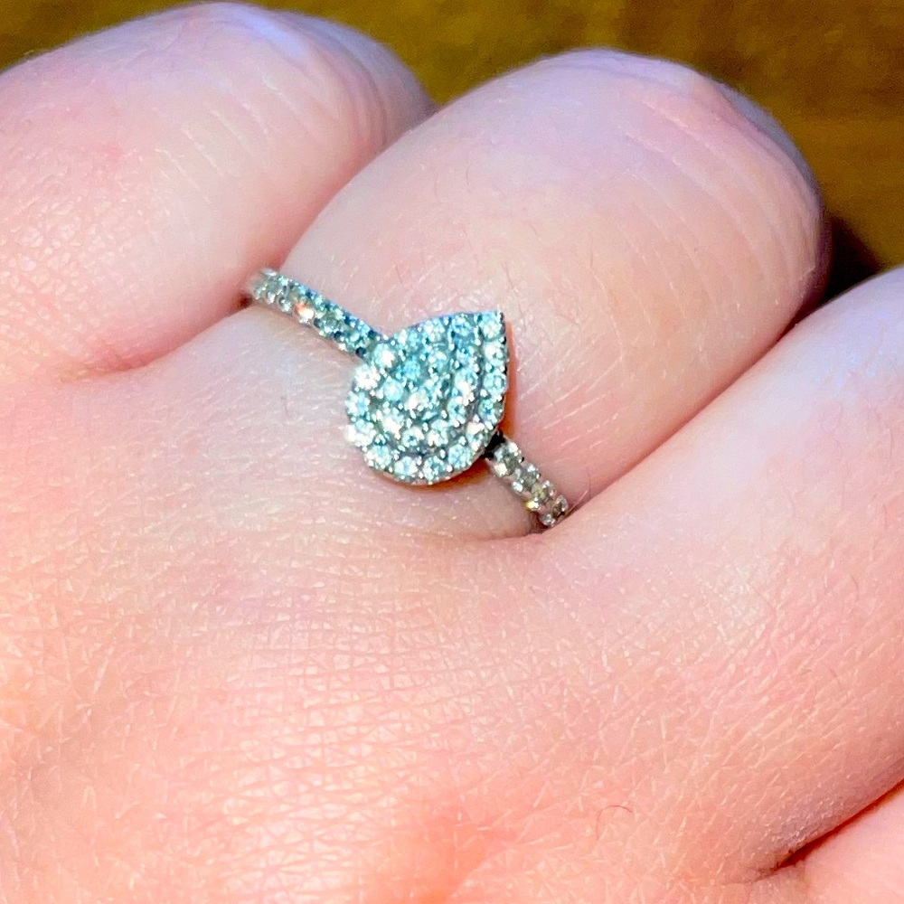 White gold & diamond engagement ring.